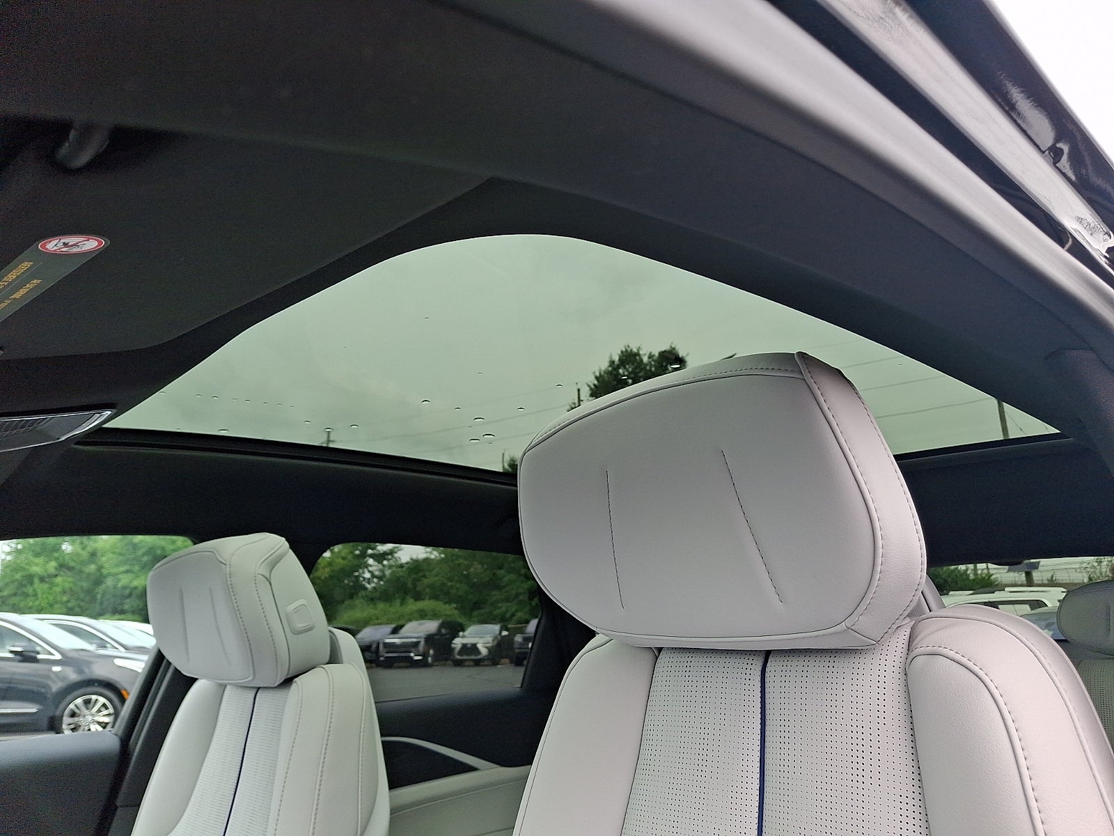 2025 Cadillac LYRIQ Luxury 1