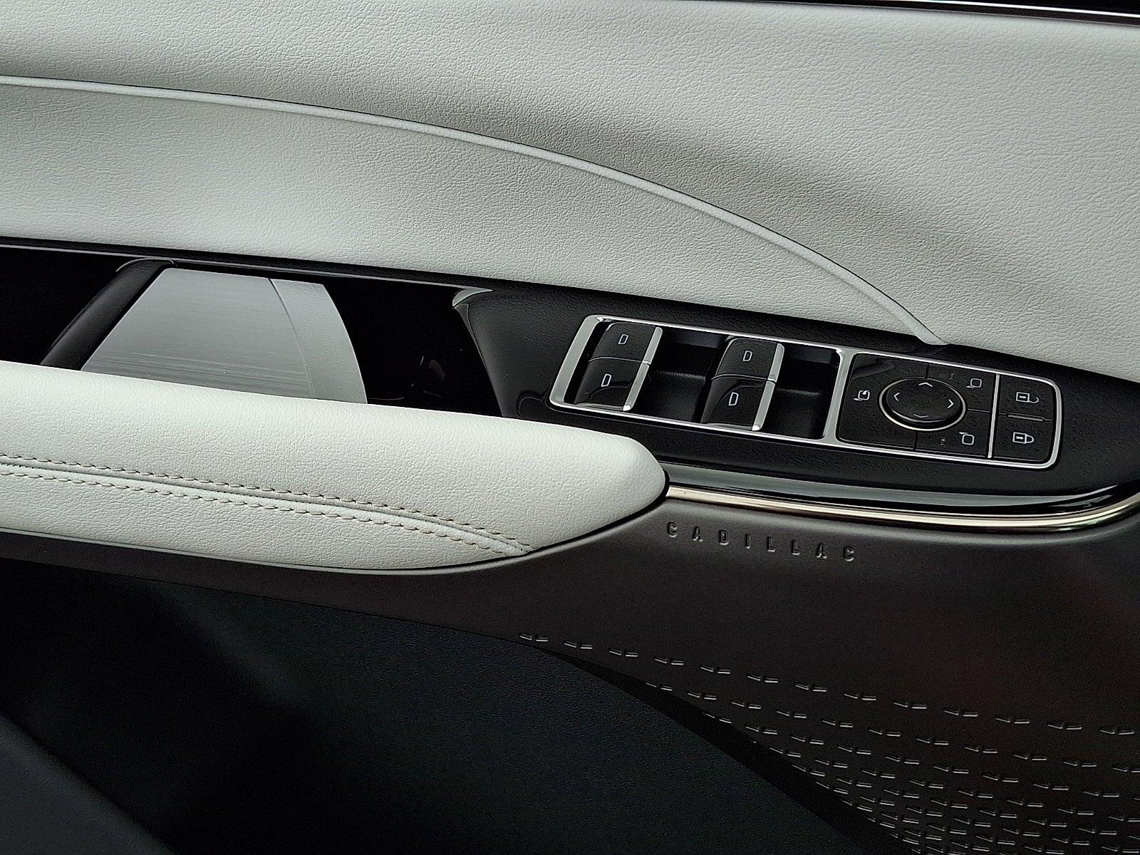 2025 Cadillac LYRIQ Luxury 1