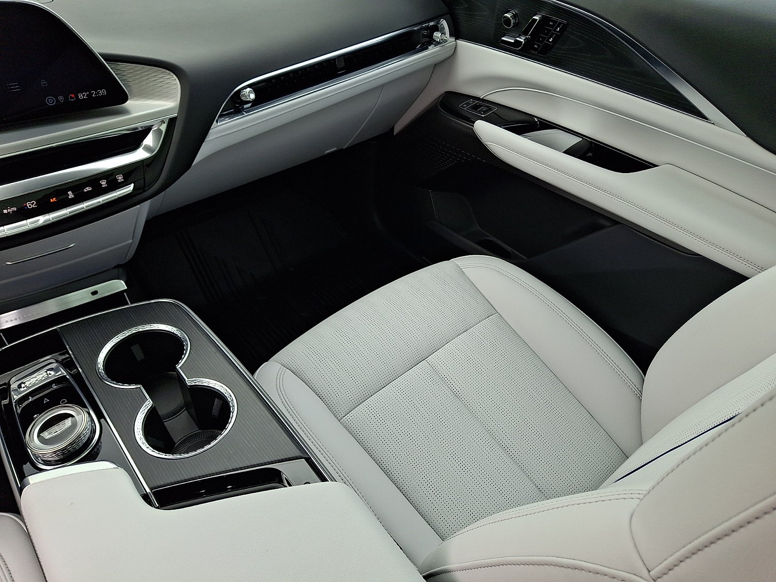 2025 Cadillac LYRIQ Luxury 1