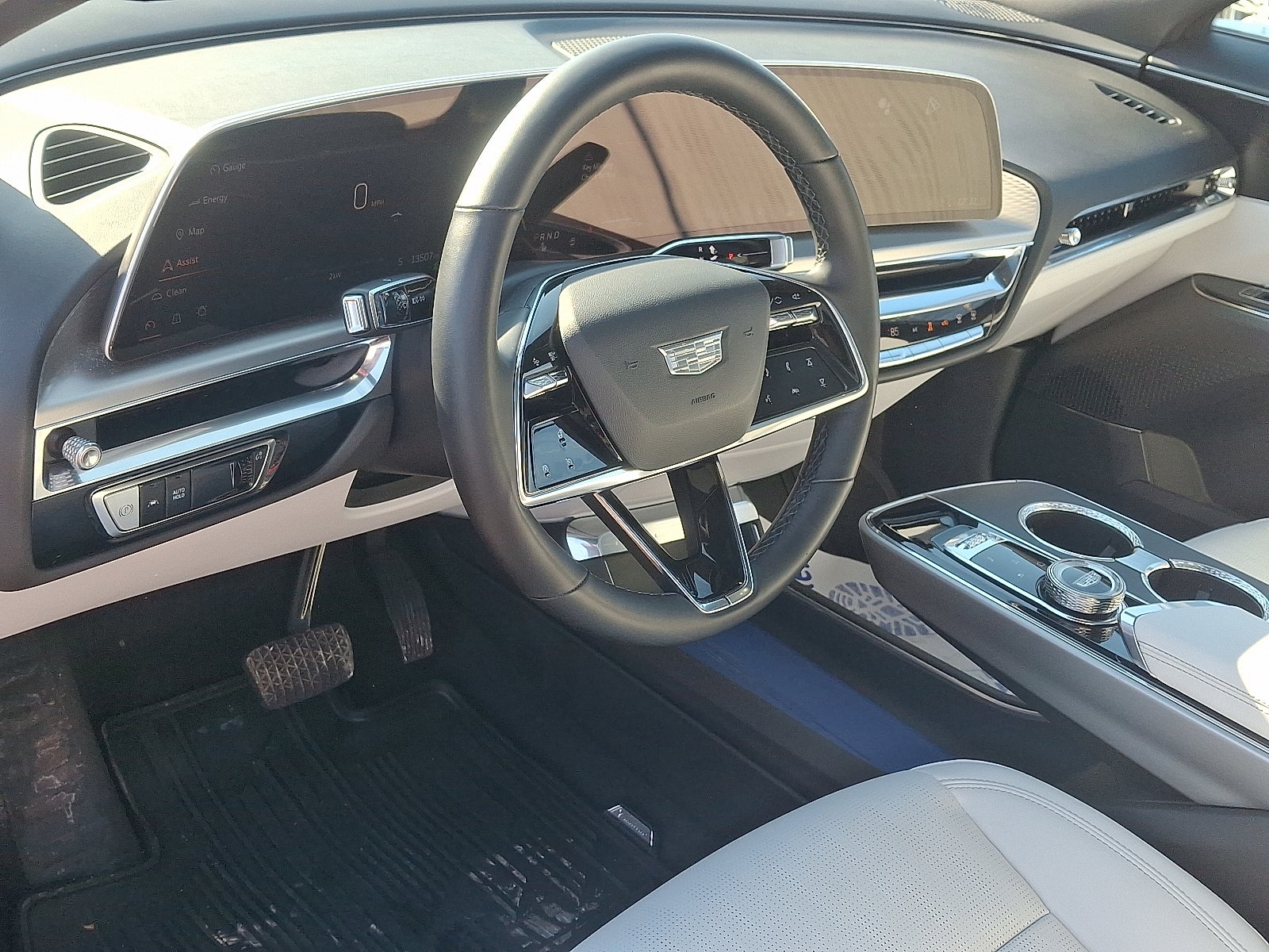 2024 Cadillac LYRIQ Luxury 1