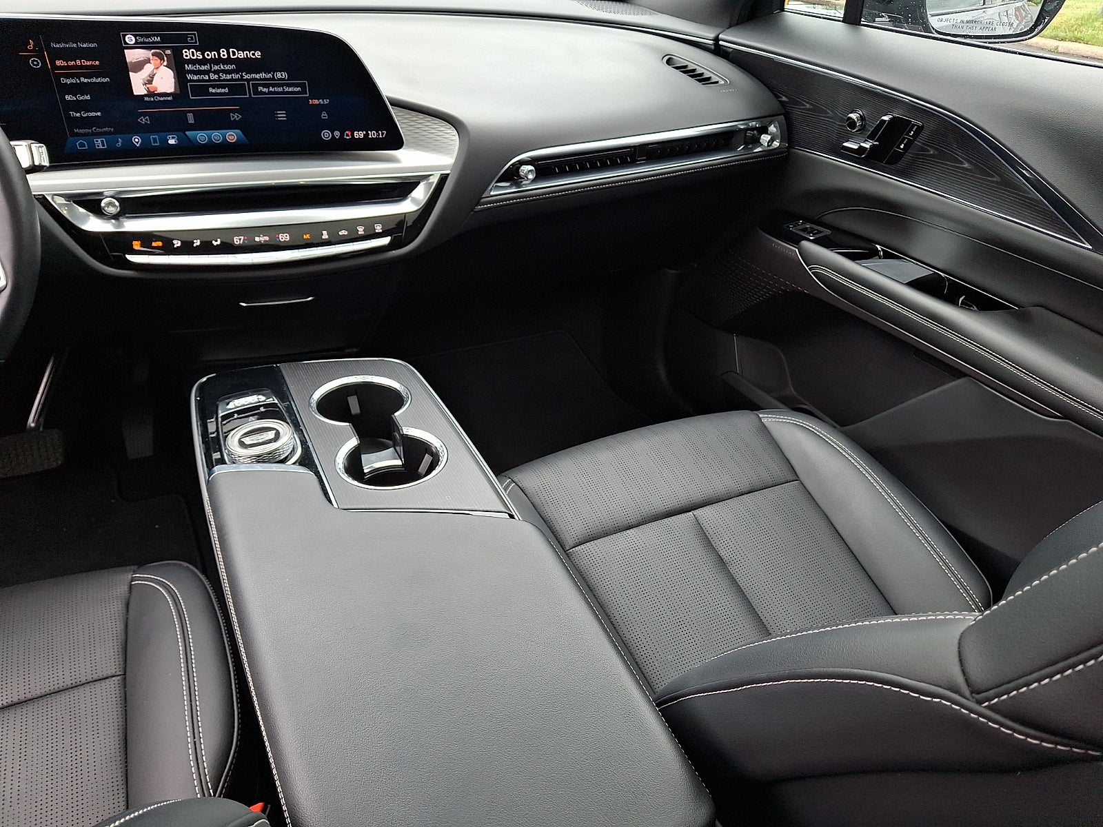 2024 Cadillac LYRIQ Luxury 1