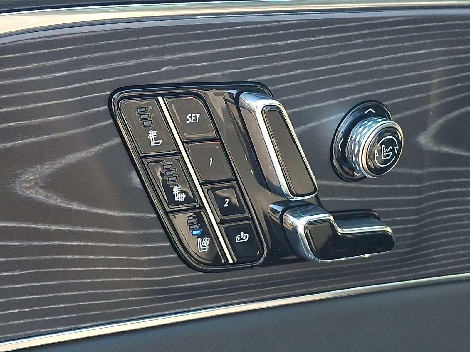 2024 Cadillac LYRIQ Luxury 2