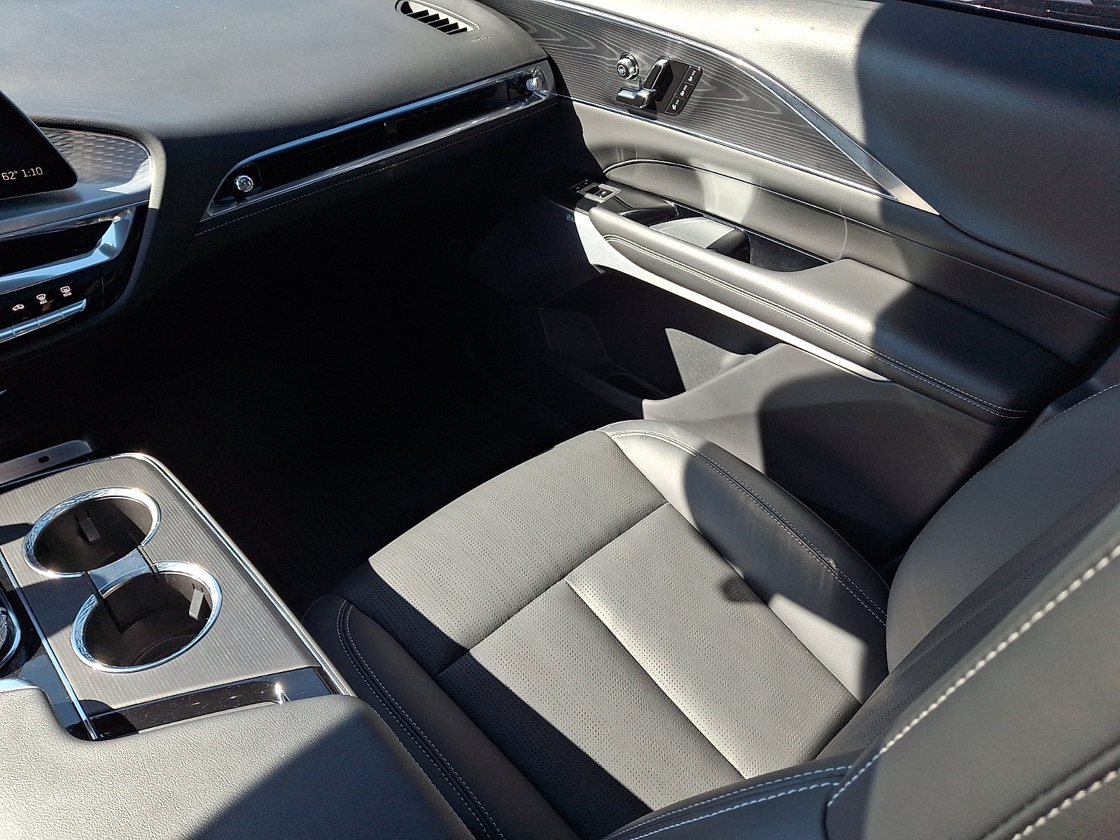 2024 Cadillac LYRIQ Luxury 2