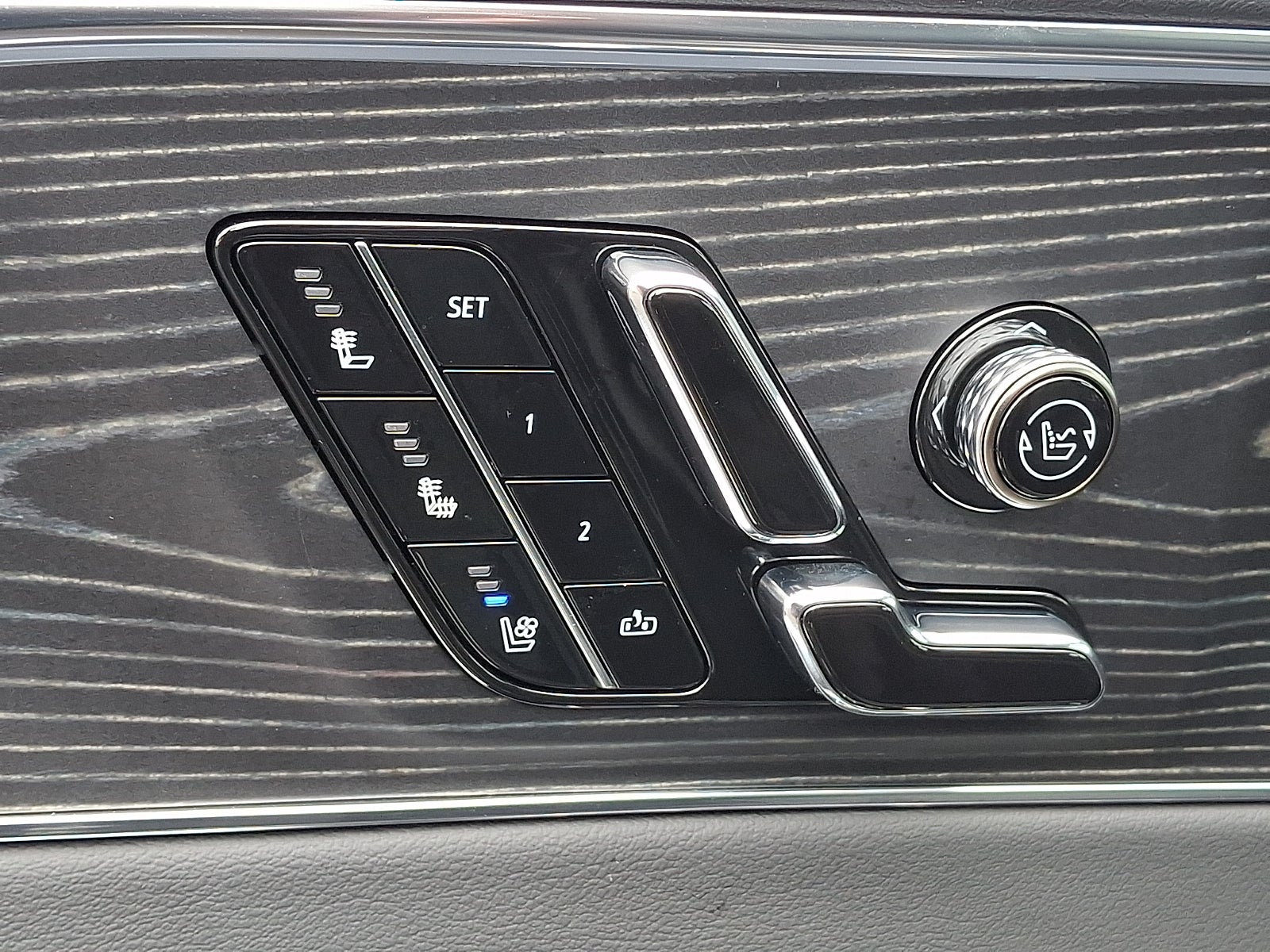 2024 Cadillac LYRIQ Luxury 3